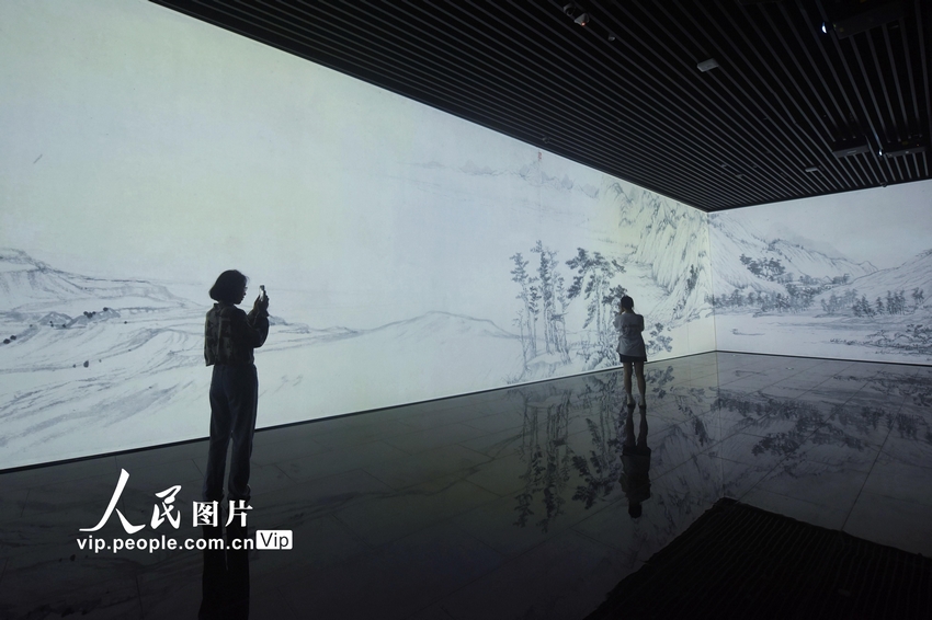 2023年8月29日，观众在浙江博物馆新馆观看利用数字化技术展示的《富春山居图》。