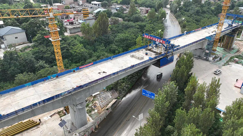 西十高铁浐河特大桥跨安哑路连续梁顺利合龙。