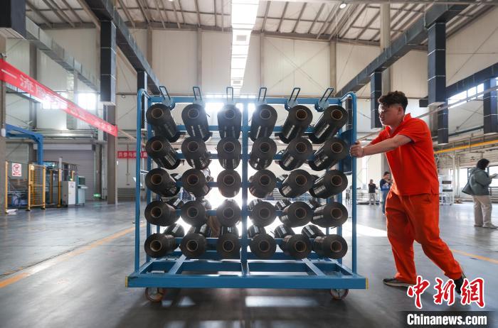 工人正在生产高性能碳纤维产品。记者 贾天勇 摄