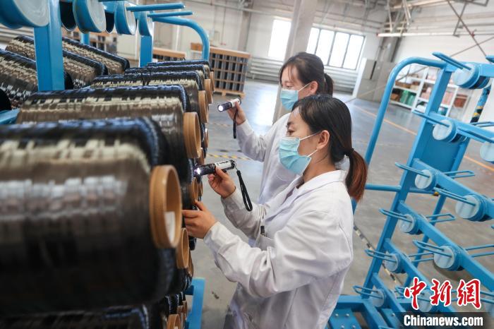 质检员检查碳纤维成品外观。记者 贾天勇 摄