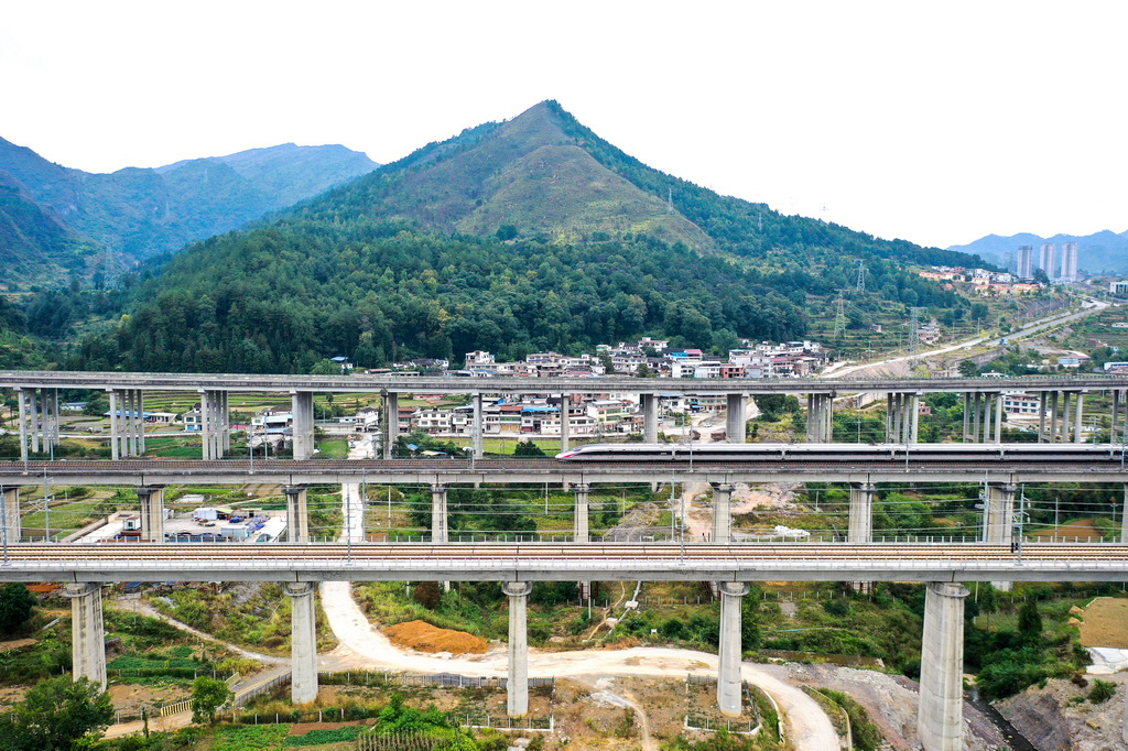 10月10日，列车在贵广高铁贵州省都匀市境内行驶（无人机照片）。新华社记者 杨文斌 摄