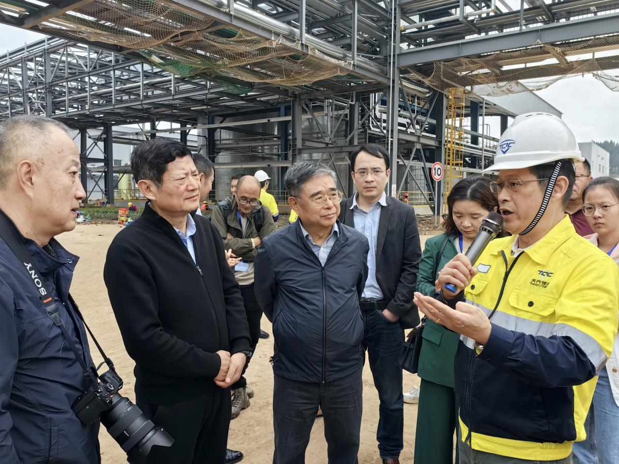 听取天齐锂业安居项目介绍