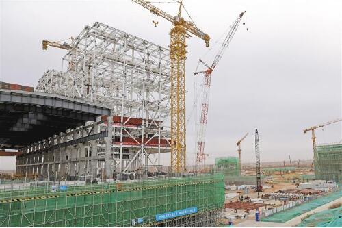 11月5日，在榆能榆神西南热电项目现场，工人正抓紧施工。据悉，该项目总投资120亿元，年发电120亿度，供热面积4000万平方米。一期工程将于2024年投产。 记者 张辰摄