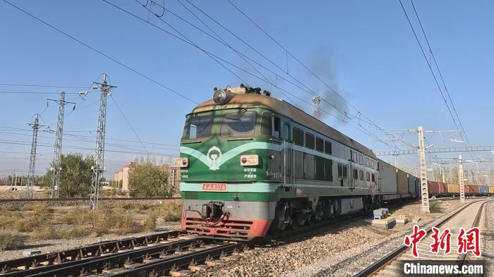 2023年经新疆霍尔果斯口岸通行的中欧班列突破7000列。李明 摄