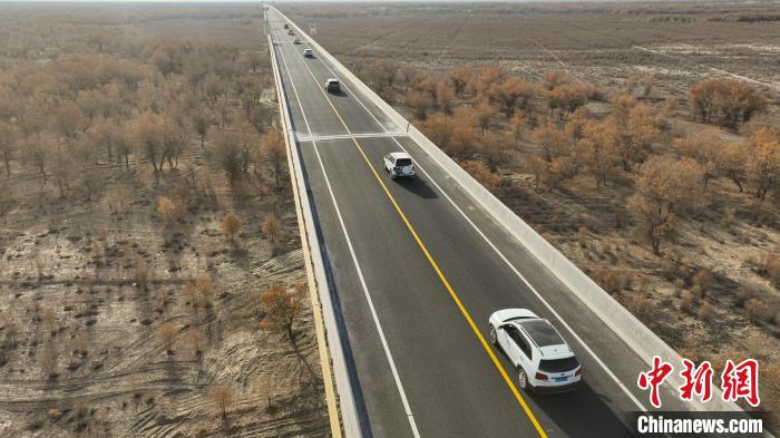 12月1日，图木舒克市至昆玉市公路全线贯通，标志着新疆第四条穿越塔克拉玛干沙漠公路进入正式投入使用阶段。崔显朝 摄
