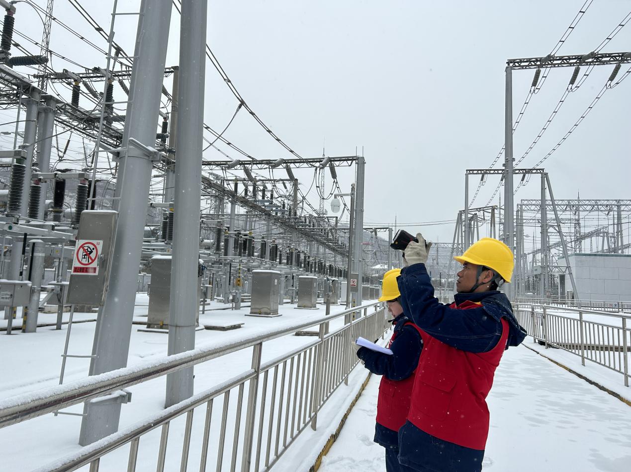 国网陕西电力员工在雪天进行设备巡视