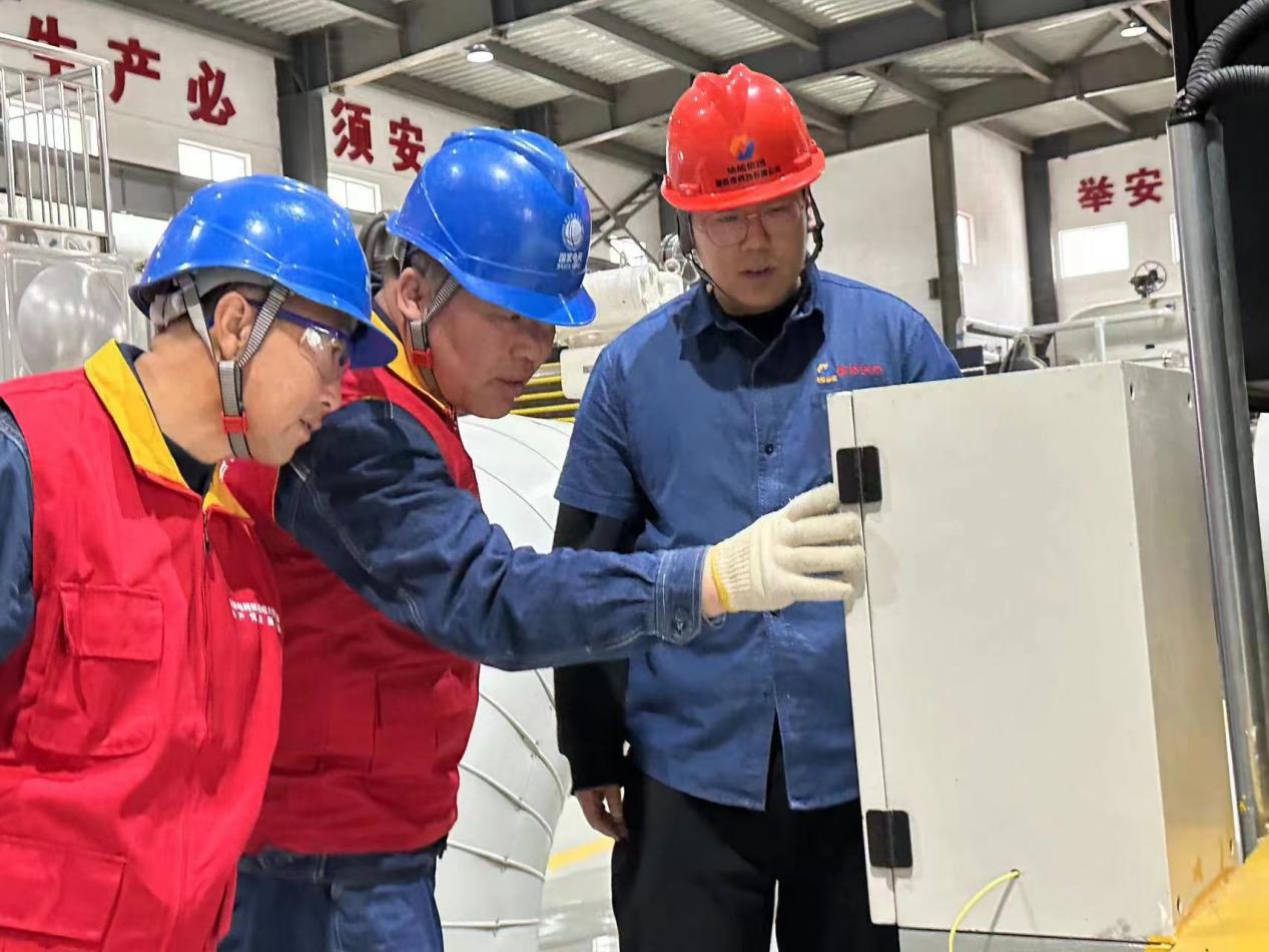 国网陕西电力员工对供暖企业用电设施进行检查