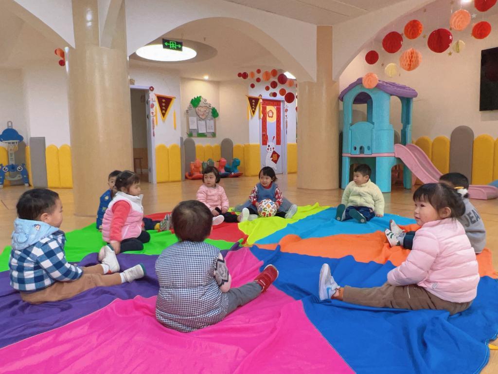 11月3日，托管幼儿在成都市成华区双桥子街道新鸿社区婴幼儿成长中心二楼活动场地玩耍。（受访单位供图）