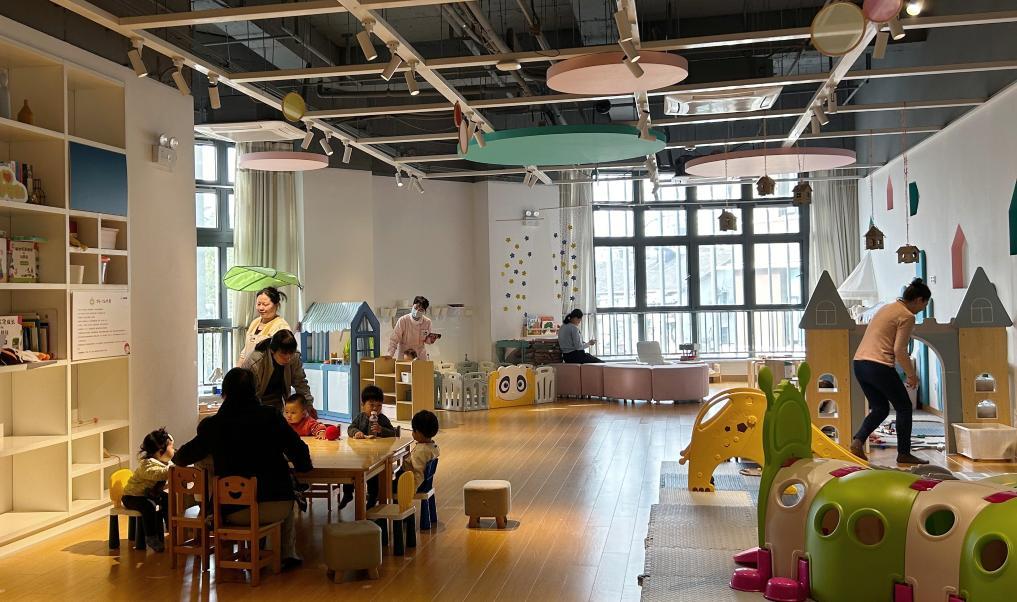 12月6日，托管幼儿在上海市普陀区曹杨新村街道社区“宝宝屋”内玩耍。张珺洁 摄