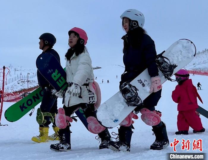 伊犁州新源县那拉提景区滑雪场迎来全国各地滑雪爱好者。张传明 摄