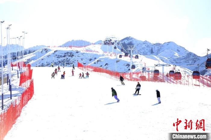 游客在新疆天山天池国际滑雪场体验。史博 　摄