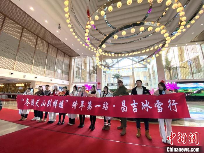“百名主播、达人带你游昌吉”踩线推广活动，走进新疆天山天池国际滑雪场。史博 　摄