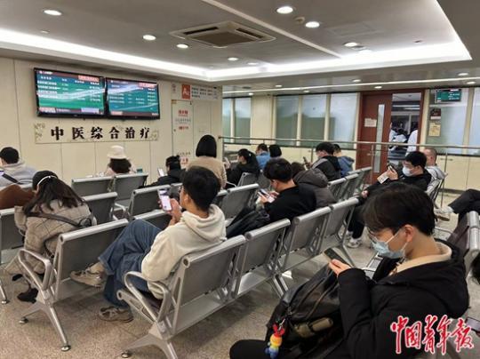 1月2日,浙江省中医院推拿科夜门诊的候诊区,坐满了前来就诊的患者,其中年轻人占大多数。据了解,当日推拿科夜门诊的挂号数超过了100号。中青报·中青网见习记者 贾骥业/摄