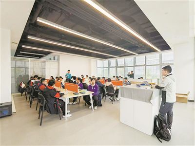 “雏鹰计划”学员们在重庆邮电大学空间通信研究院了解创新知识。重庆市教科院供图