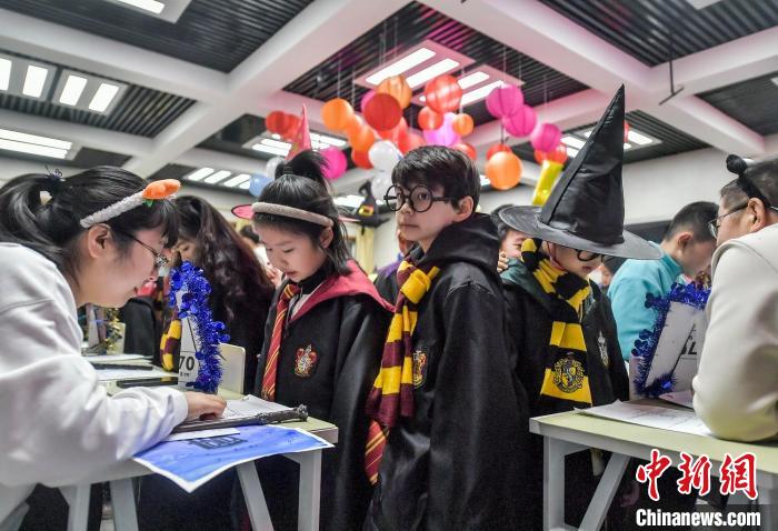 学生们身穿魔法斗篷进行期末无纸化测试。中新网记者 刘新 摄