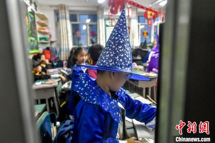 教室里的小“魔法师”。中新网记者 刘新 摄