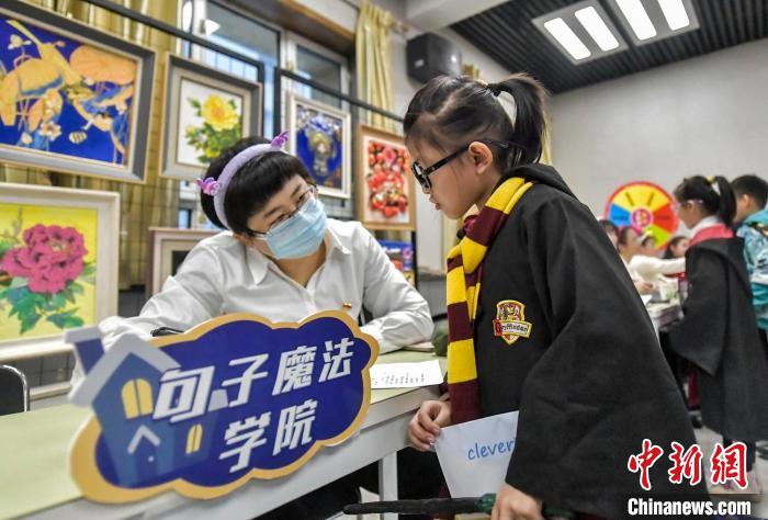 小“魔法师”在“句子魔法学院”测试口头表达能力。中新网记者 刘新 摄