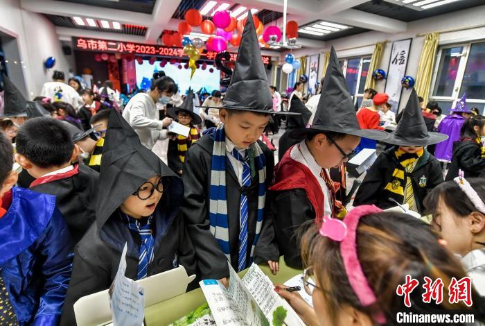 小“魔法师”在“魔法学院”接受测试。中新网记者 刘新 摄