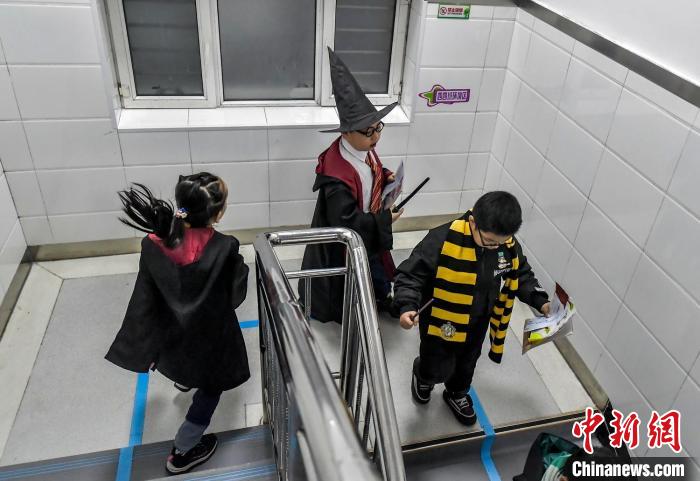 小“魔法师”前往“魔法学院”测试学习能力。中新网记者 刘新 摄