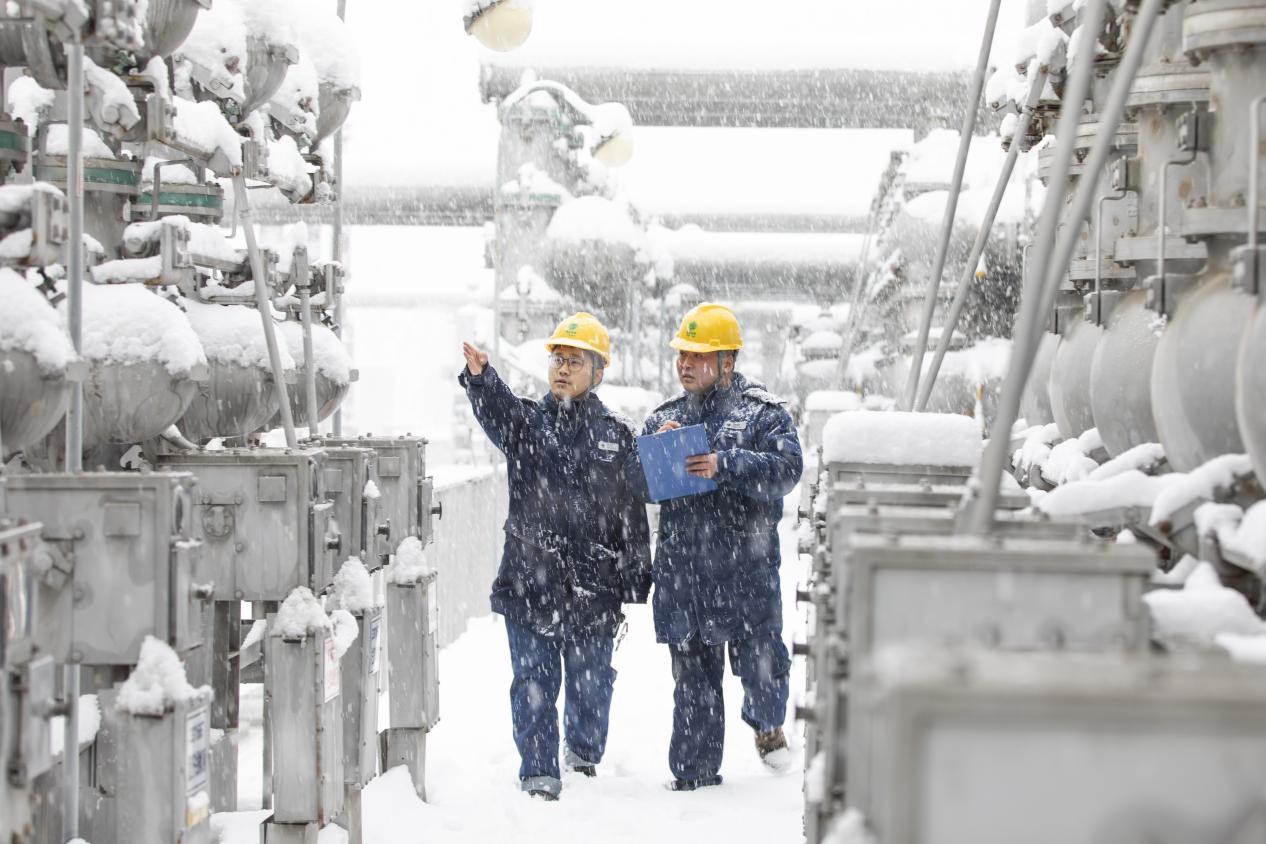 国网陕西电力员工雪天进行设备巡视 