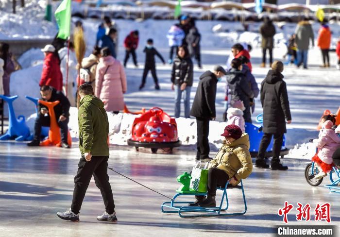 市民体验冰雪娱乐项目。中新网记者 刘新 摄