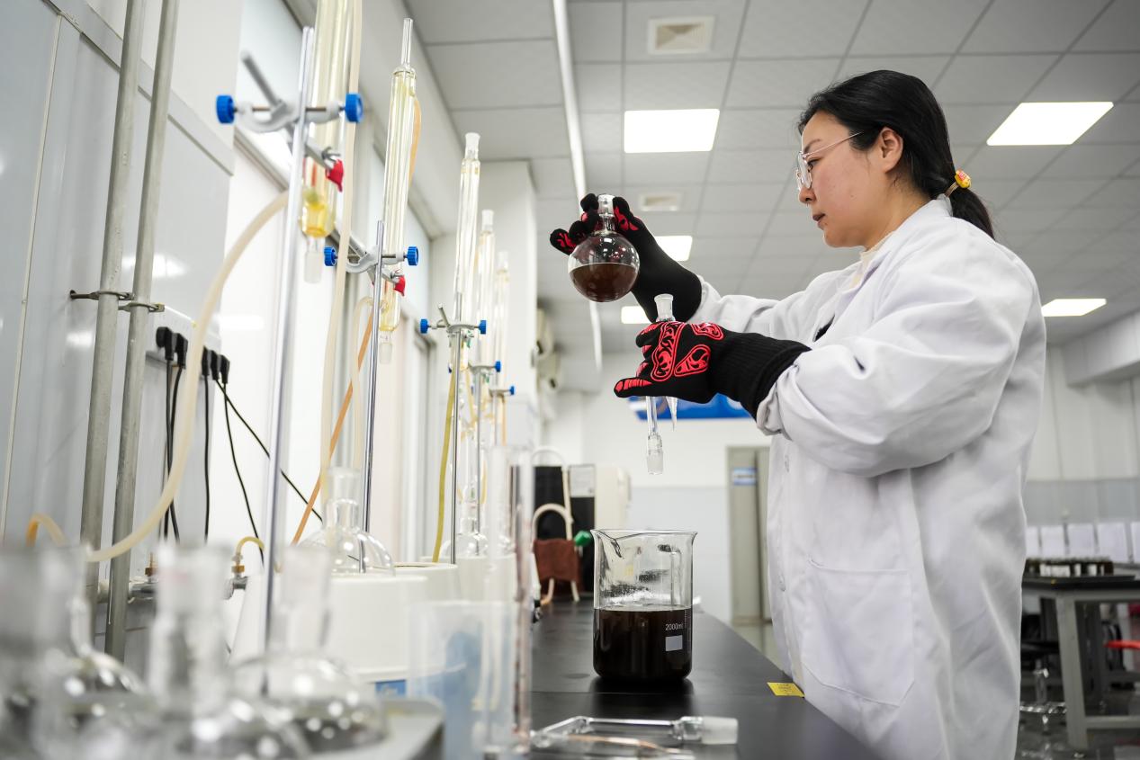 化验员张婷对油样进行水分检测 刘刚摄