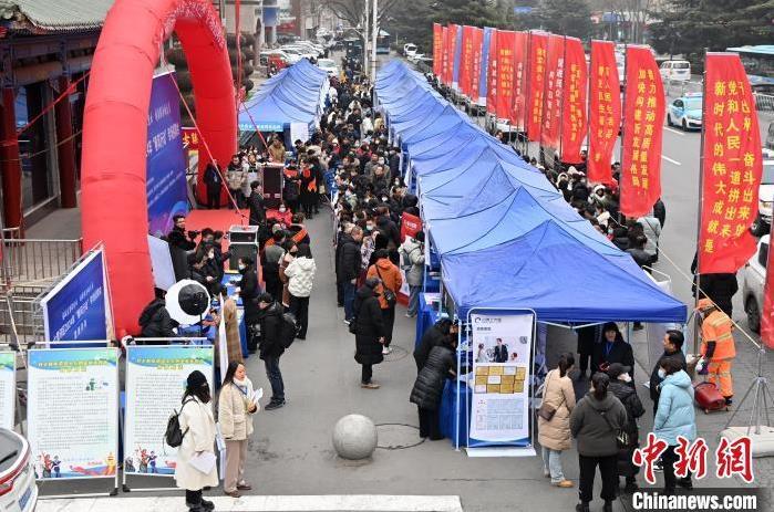 2月27日，兰州市七里河区举行以“春风送岗促就业 精准服务助发展”为主题的春风行动招聘会。九美旦增 摄