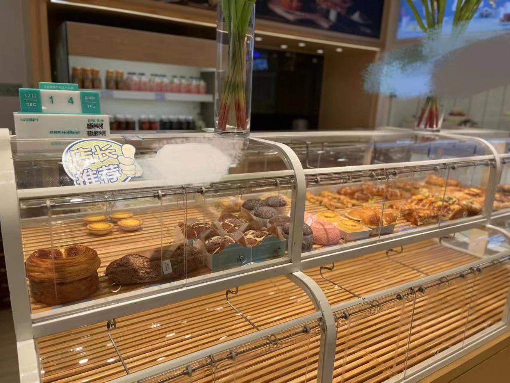 某品牌烘焙连锁店当天没卖完的食品会被扔掉。 新华社记者 相文昊 摄