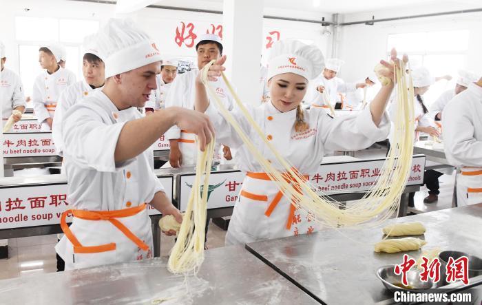 2018年4月，来自哈萨克斯坦、澳大利亚等国学员在甘肃兴陇兰州牛肉拉面职业培训学校，学习牛肉面制作工艺。(资料图)杨艳敏 摄