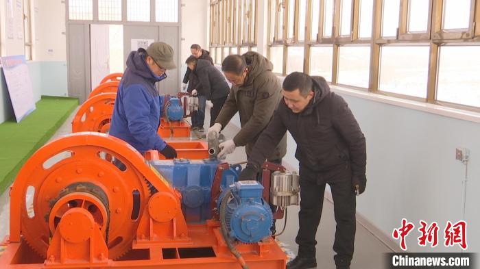 图为昌吉市三屯河流域管理处西干渠首水利枢纽站正在安排人员对站内启闭设施进行检修和维护。　成石麟 摄