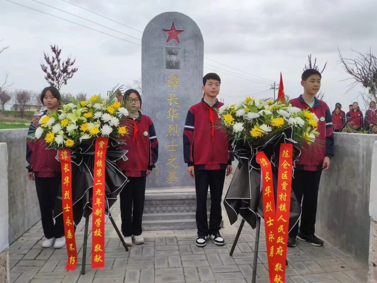 简篇-春风送花表哀思  青松滴雾寄深情——贾村镇中小学开展清明节祭英烈活动