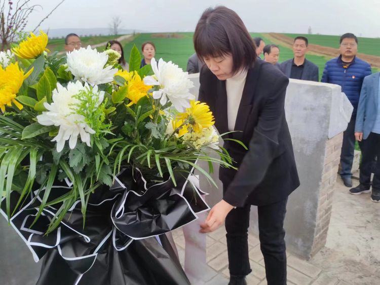 简篇-春风送花表哀思  青松滴雾寄深情——贾村镇中小学开展清明节祭英烈活动