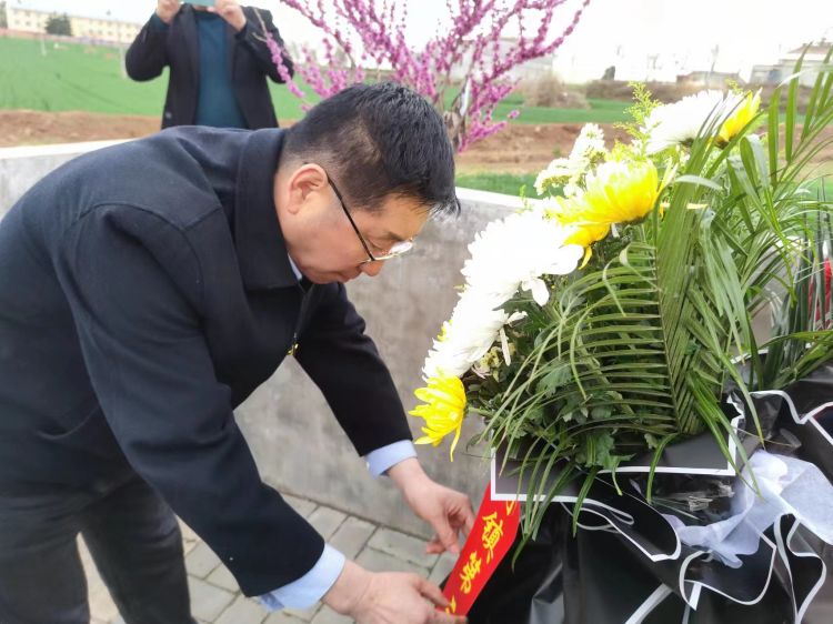 简篇-春风送花表哀思  青松滴雾寄深情——贾村镇中小学开展清明节祭英烈活动