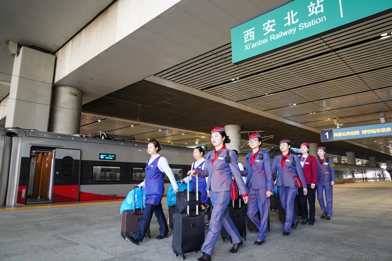 (2) 2024年5月1日，西安北站，西安客运段列车乘务员列队出乘准备登上西安北至上海虹桥的G1918次列车。（刘翔 摄）