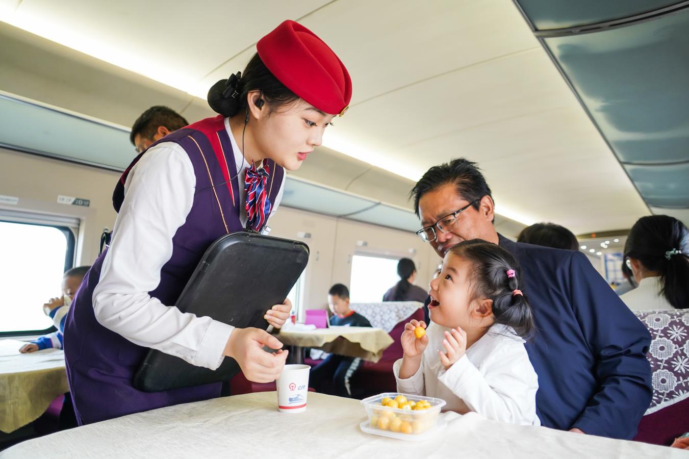 (5) 2024年5月1日，西安北至上海虹桥G1918次列车，餐服人员为旅客贴心送餐。（刘翔 摄）