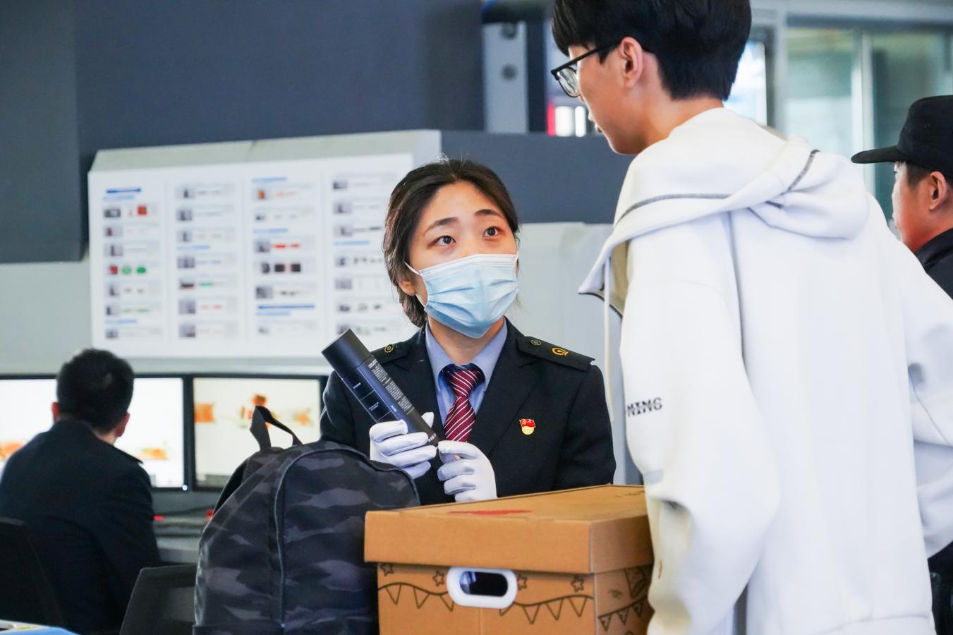 (2) 2024年5月1日，西安北站，铁路安检人员检测压力容器保障假期旅客出行平安。（刘翔 摄）
