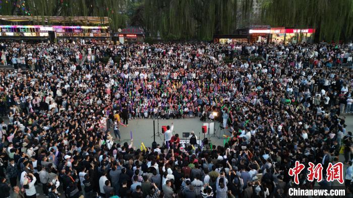 2024年4月23日，兰州黄河畔举行的路边演唱会吸引了民众前来“打卡”。　九美旦增 摄