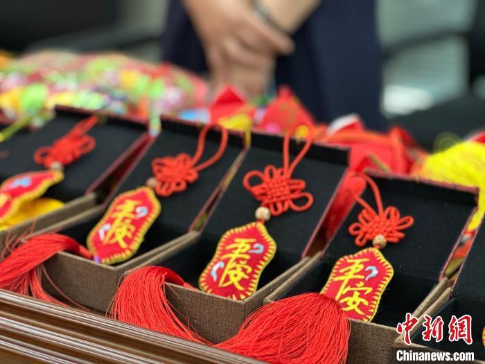 图为发布会现场庆阳香包展示。杨娜 摄