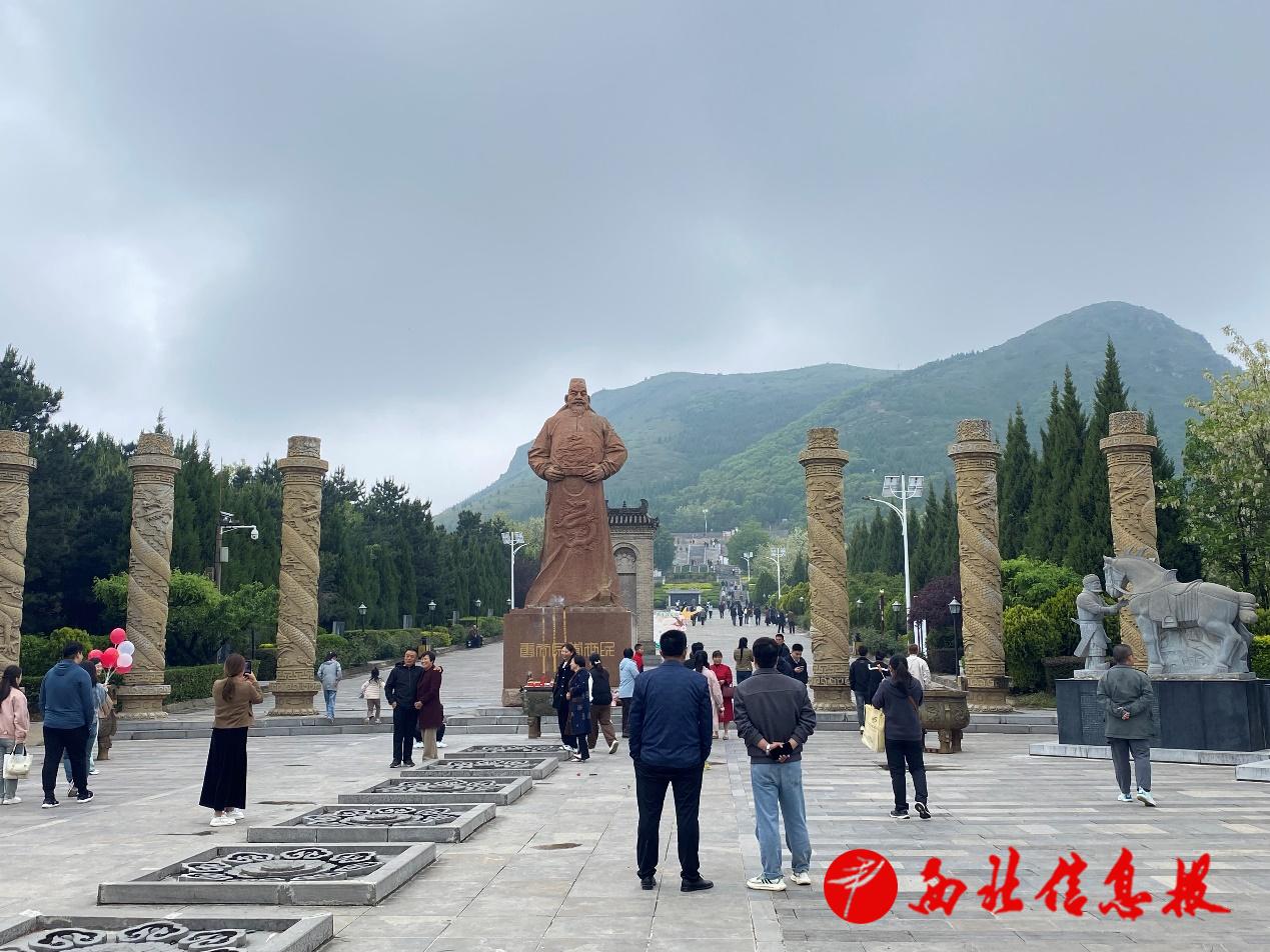一群人走在山上

描述已自动生成