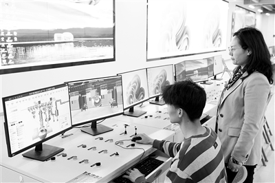 昆明冶专冶金与矿业学院副院长宋群玲(右)指导学生进行模拟生产操作。赵汉斌摄