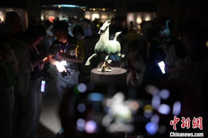 5月18日，位于兰州的甘肃省博物馆吸引众多市民参观，感受文物魅力。　九美旦增 摄