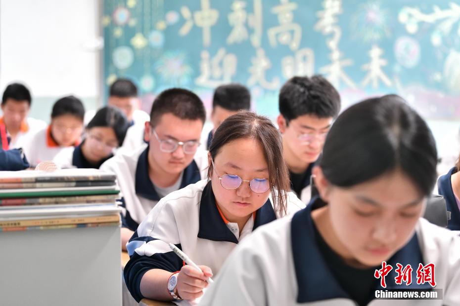 高三学子在教室内紧张复习,备战即将到来的2024年高考。中新网记者韦亮摄