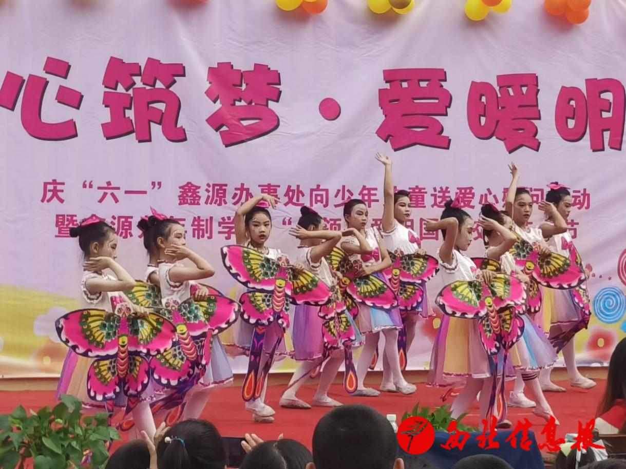 许多小孩在表演

中度可信度描述已自动生成