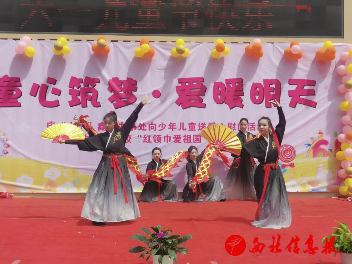 图片包含 室内, 桌子, 装饰, 华美

描述已自动生成