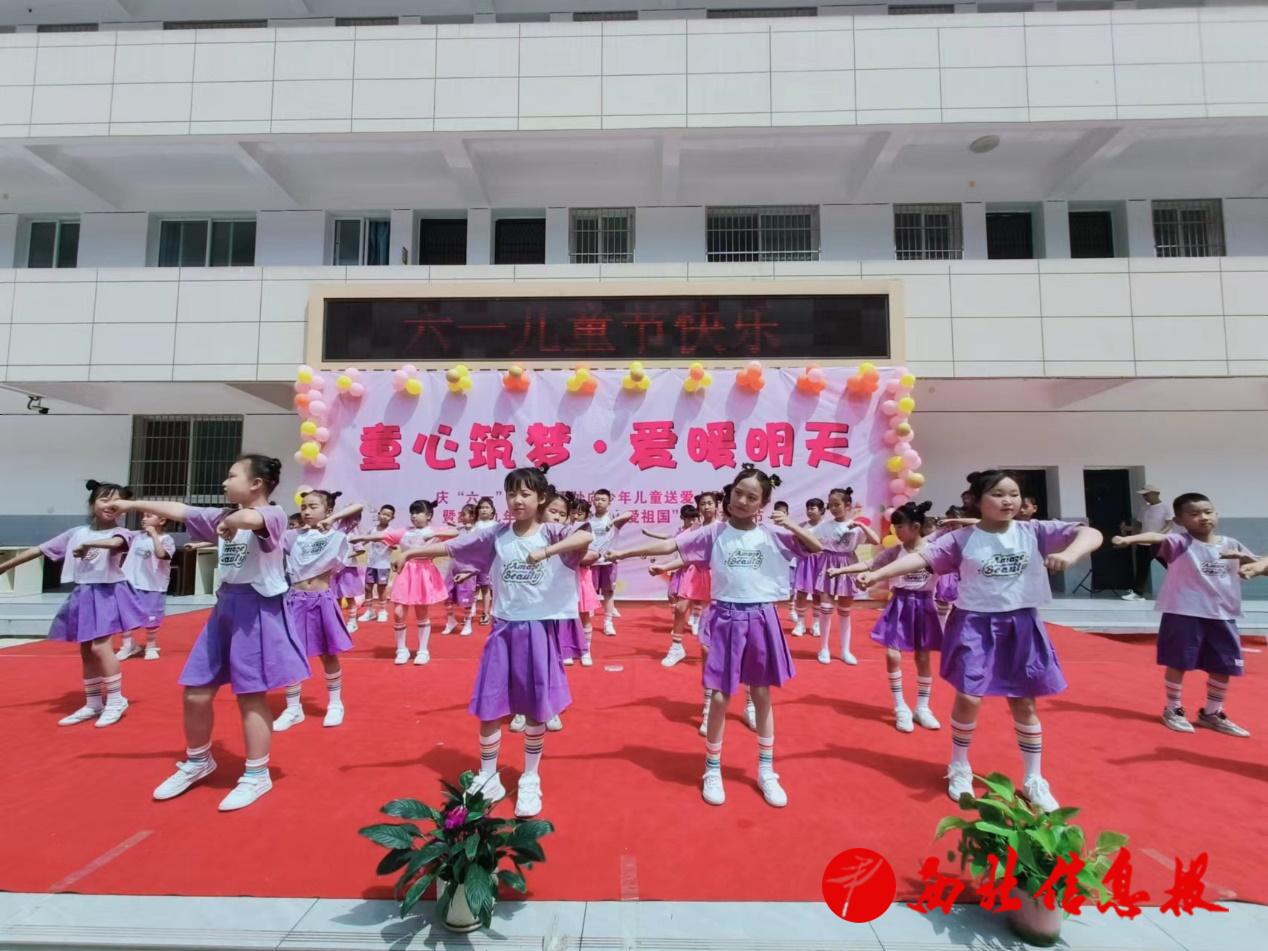 一群小孩在表演

低可信度描述已自动生成