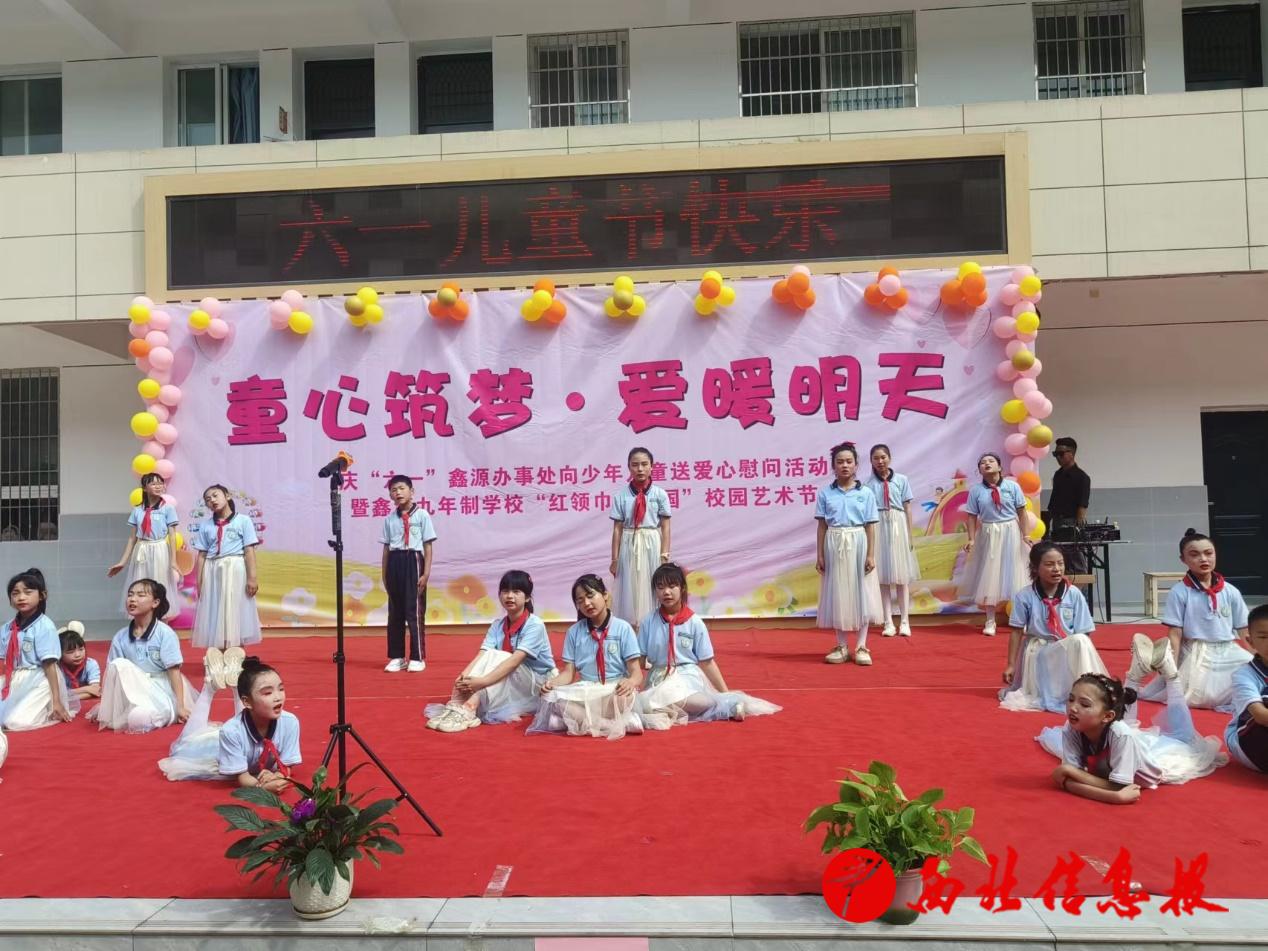 图片包含 建筑, 男人, 地毯, 女人

描述已自动生成
