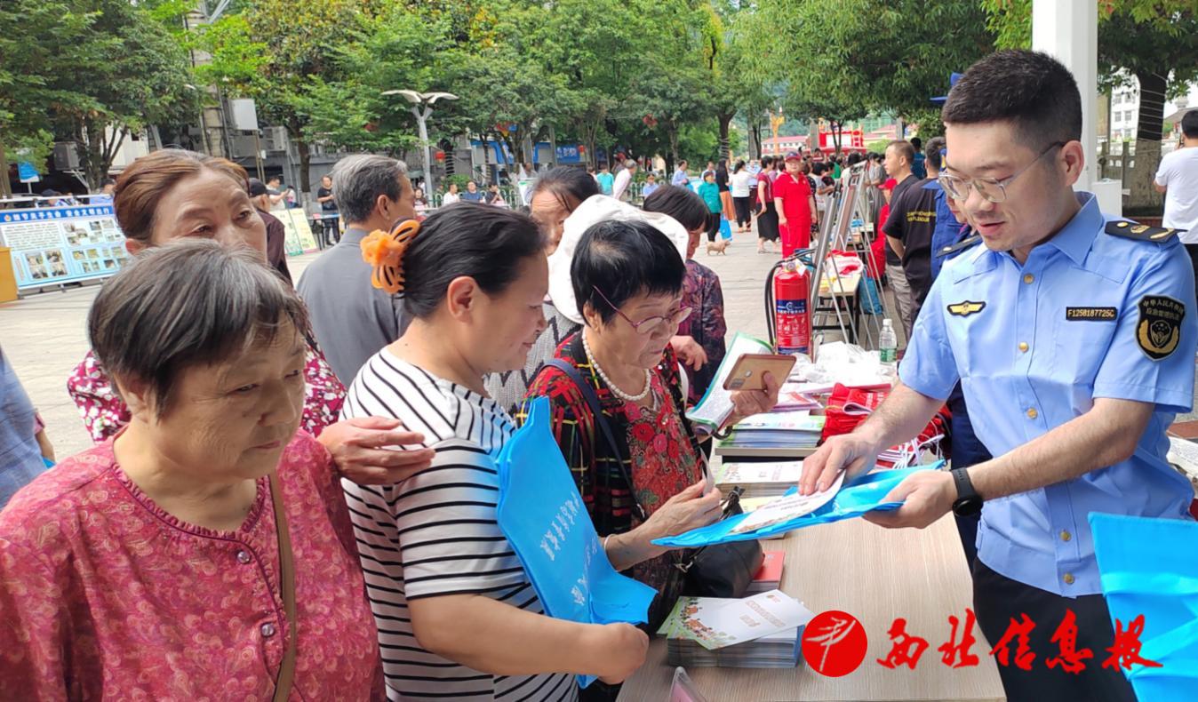 工作人员发放宣传资料1