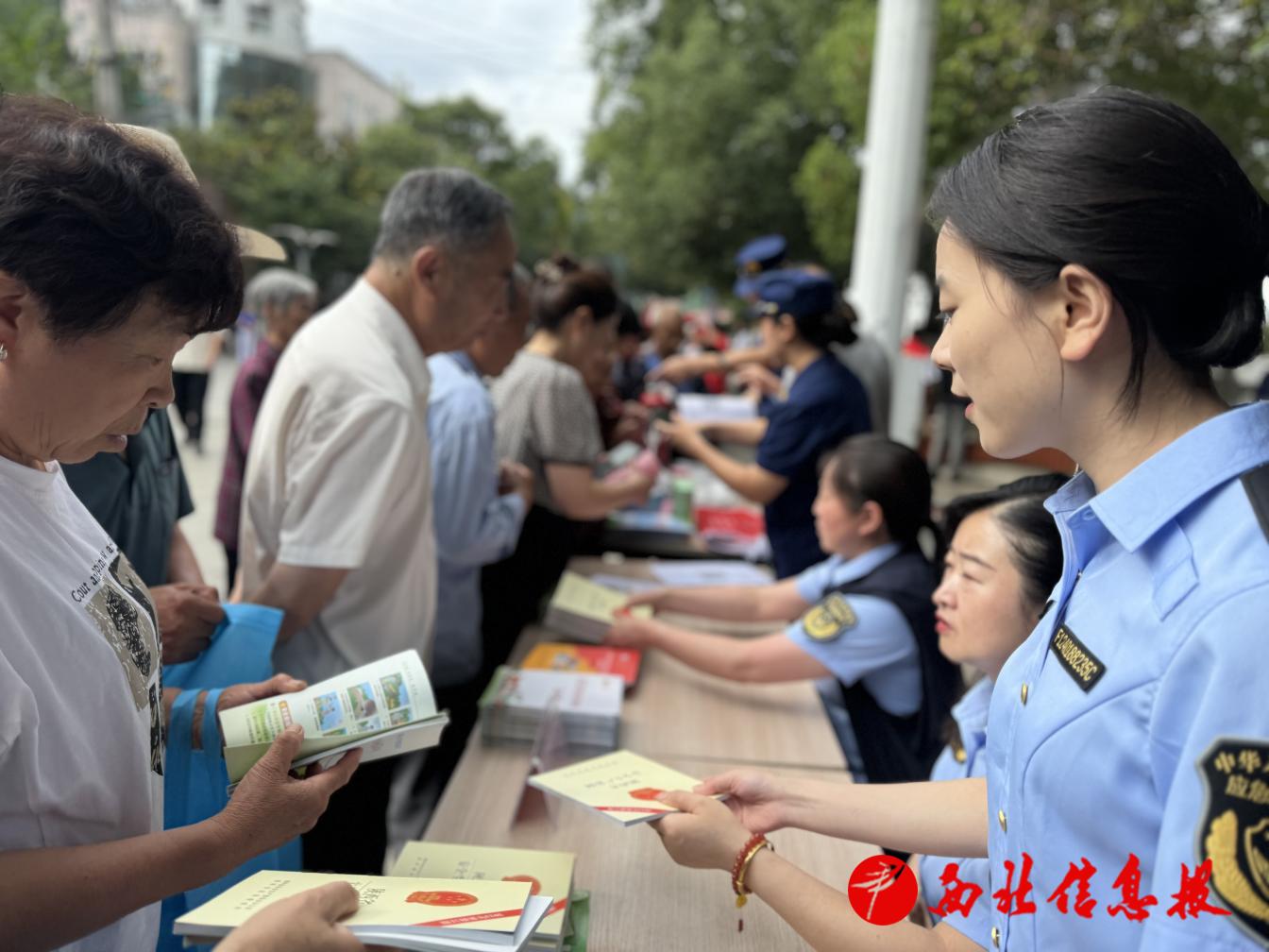 工作人员发放宣传资料3