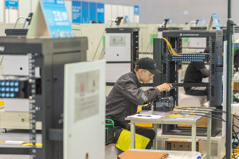 6月24日，在重庆国际博览中心举行的第二届“一带一路”国际技能大赛现场，参赛选手在参加信息网络布线项目比赛。