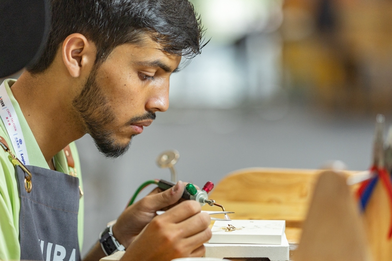 6月24日,在重庆国际博览中心举行的第二届“一带一路”国际技能大赛现场,参赛选手在参加珠宝加工项目比赛。